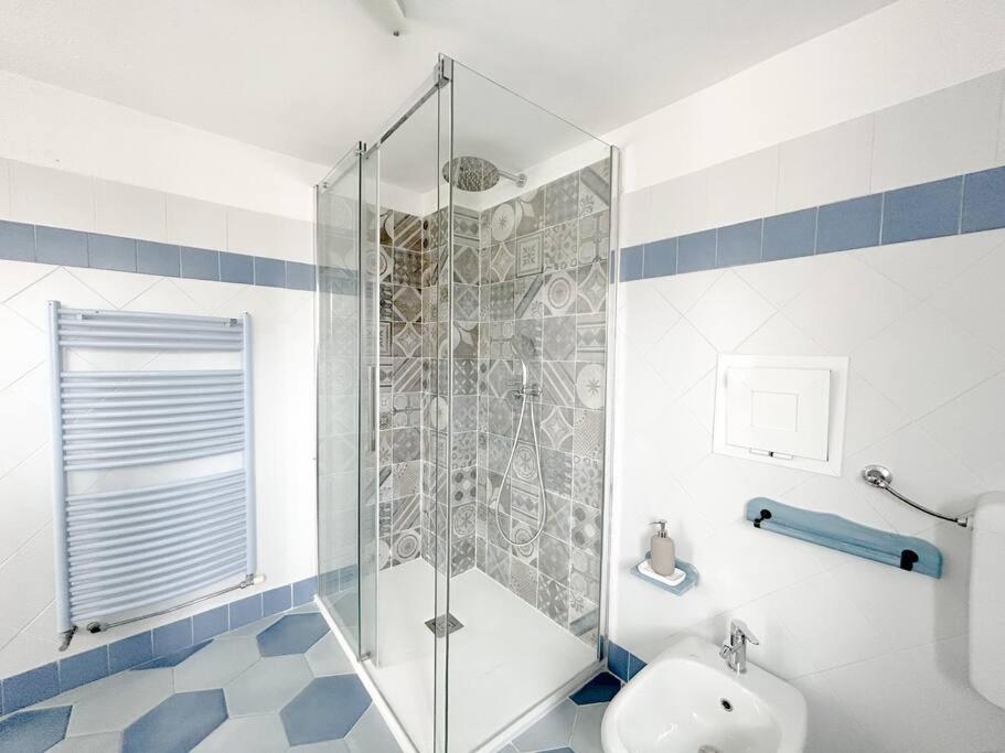 Appartamento Elegante Mansarda 300Mt Dal Mare - Centro - Wifi Savona Esterno foto