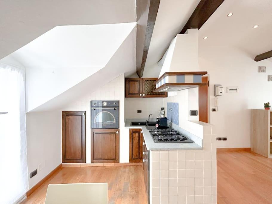 Appartamento Elegante Mansarda 300Mt Dal Mare - Centro - Wifi Savona Esterno foto