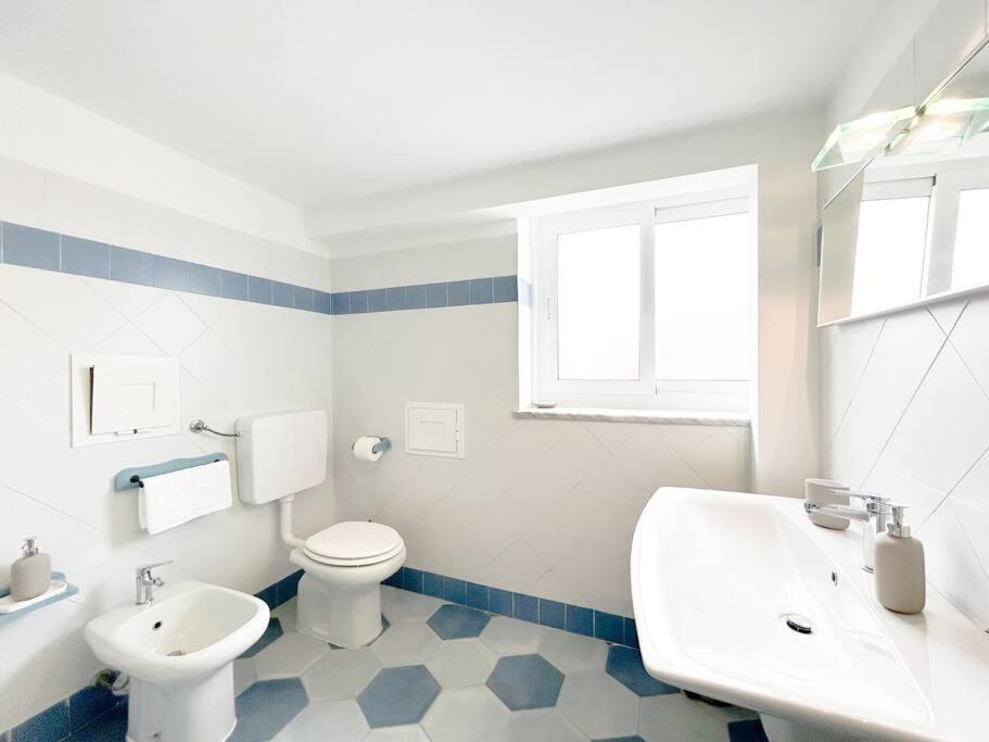 Appartamento Elegante Mansarda 300Mt Dal Mare - Centro - Wifi Savona Esterno foto